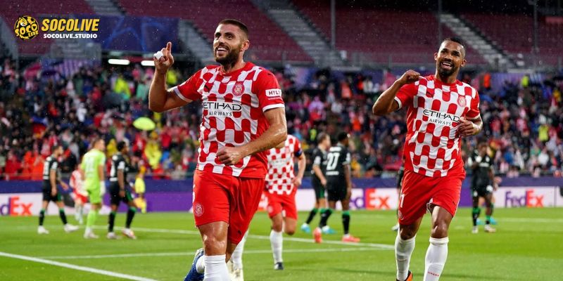 Pha tranh chấp giữa tiền đạo Alavés và trung vệ Girona