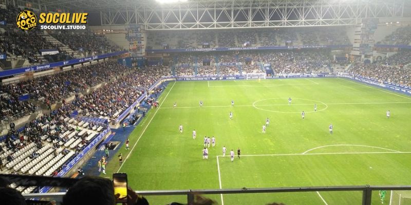 Cổ động viên Oviedo tiếp thêm áp lực lớn cho đội nhà trong trận cầu khó