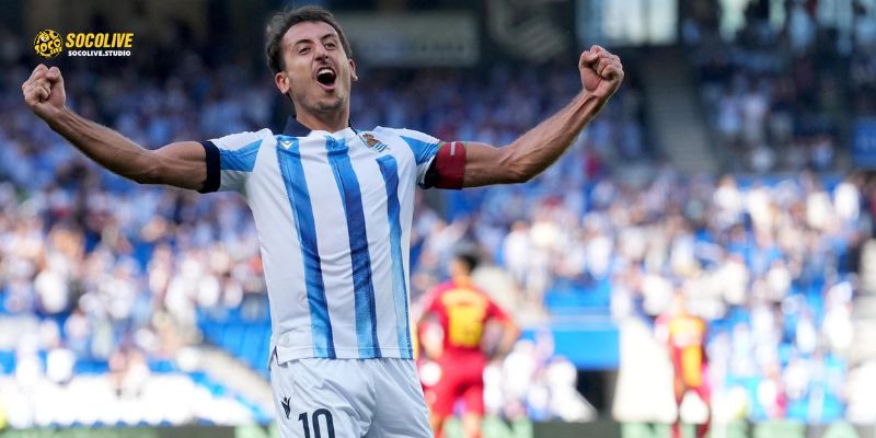 Đội chủ nhà Real Sociedad quyết tâm khoan thủng khối "bê tông" của đối thủ để giữ lại 3 điểm đua Top